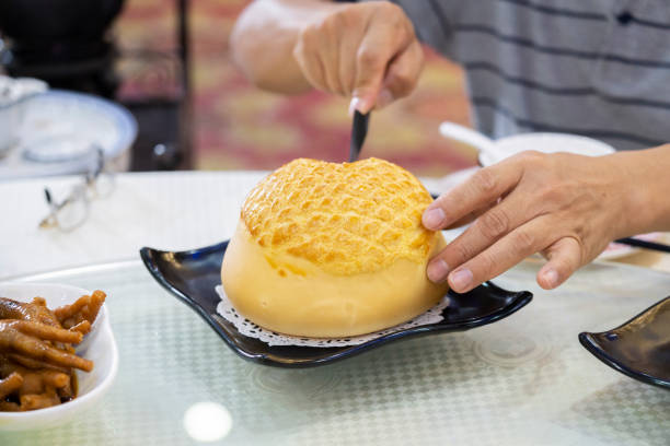 아시아 남자 절단 에이 큰 파인애플 롤빵 - human hand baked food pineapple 뉴스 사진 이미지