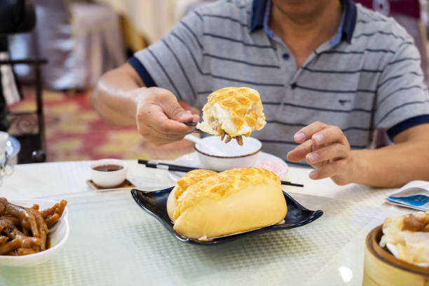 아시아 남자 절단 에이 큰 파인애플 롤빵 - human hand baked food pineapple 뉴스 사진 이미지