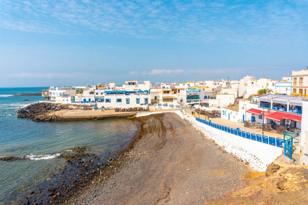 plage noire de la ville touristique d’el cotillo au nord de l’île de fuerteventura, îles canaries. espagne - cotillo fuerteventura spain tourism photos et images de collection