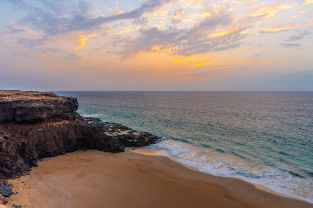 west coast photo point dans la ville d’el cotillo au nord de l’île de fuerteventura, îles canaries. espagne - cotillo fuerteventura spain tourism photos et images de collection