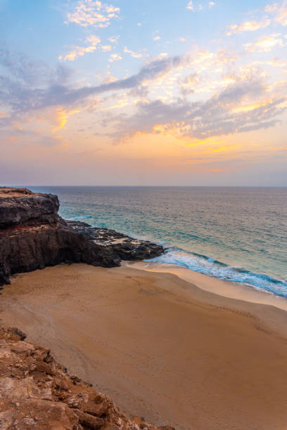 west coast photo point en la localidad de el cotillo en el norte de la isla de fuerteventura, islas canarias. españa - el cotillo fotografías e imágenes de stock