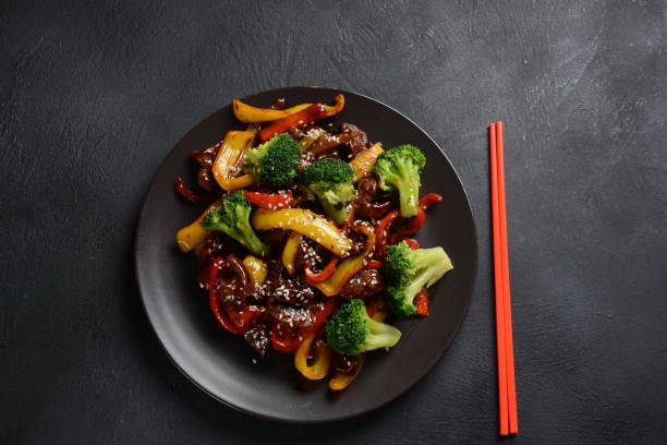 スパイシーな照り焼き牛炒め - chopsticks stir fried vegetable beef ストックフォトと画像