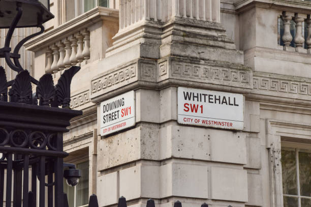 whitehall und downing street, london, großbritannien - city of westminster big ben london england whitehall street stock-fotos und bilder