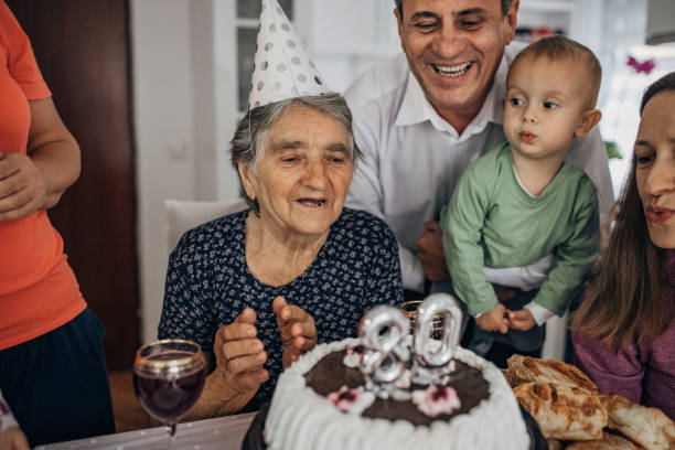 omas geburtstagsfeier, geburtstagstorte - long life cake birthday cake grandparent stock-fotos und bilder