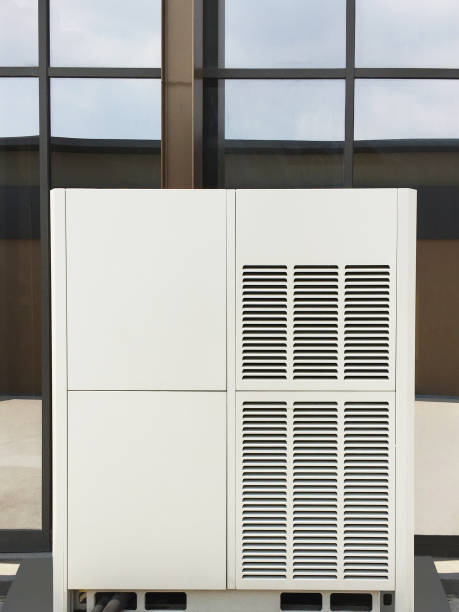 klimaanlage außengerät kompressor - air conditioner window heat hot day stock-fotos und bilder