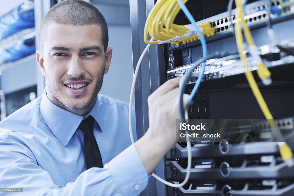 Giovane esso Ingegnere in sala server datacenter - Foto stock royalty-free di Abbigliamento elegante