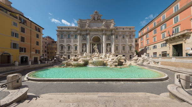 トレビの泉と周辺の建物のファサードとプール、トレビ広場の空の広場に目に見える人がいない、ローマ、イタリア - fountain ストックフォトと画像