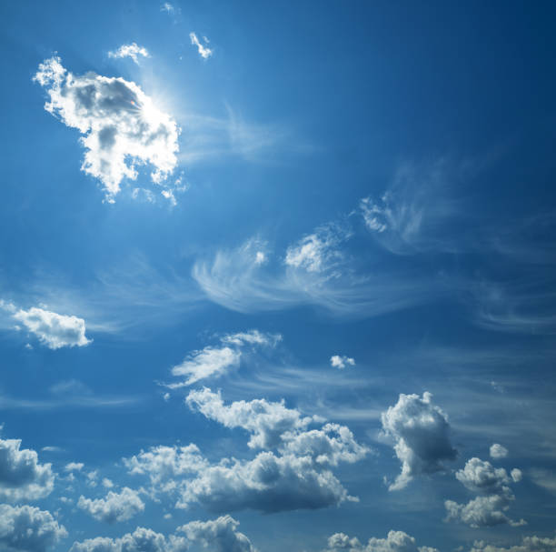 algumas nuvens de cumuliformes leves no céu azul limpo. - cumuliform - fotografias e filmes do acervo