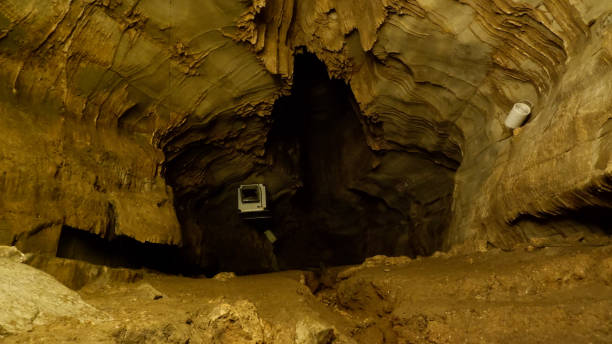 Dhayan mandir inside Belum Caves, Kolimigundla, Andhra Pradesh, India. Belum caves are the largest and longest cave system open to the public known for its speleothems, such as stalactite and stalagmite formations dhayan mandir dentro de las cuevas de belum, kolimigundla, andhra pradesh, india. las cuevas de belum son el sistema de cuevas más grande y más largo abierto al público conocido por sus espeleotemas, como las formaciones de estalactitas y estalagmitas.