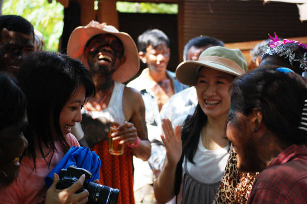 vida e estilo de vida do povo cambojano local em angkor wat em siem reap, camboja - buddhist new year songkran traditional festival dancing - fotografias e filmes do acervo