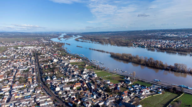 vista aérea sobre o rio reno, mittelheim e oestrich-winkel, rheingau, alemanha - mittelheim - fotografias e filmes do acervo