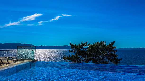 mar con piscina infinita - morning croatia blue sea fotografías e imágenes de stock