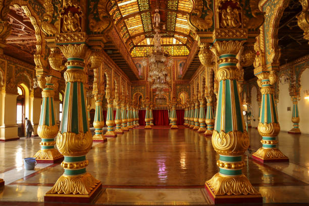 ein klassisches selektiv fokussiertes bild der privathalle des maharadschas im ambavilas-palast während der dasara-saison in mysore, indien. - mysore stock-fotos und bilder