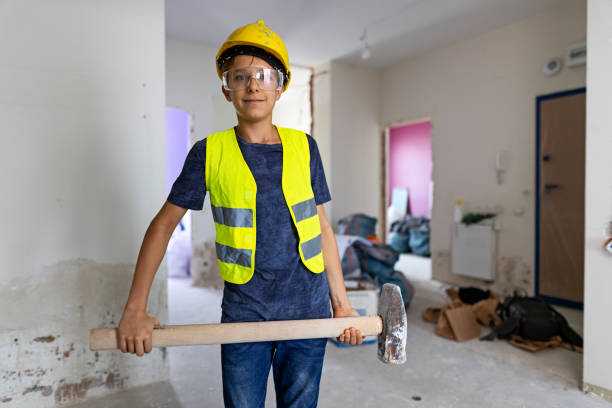 adolescente ajudando na reforma de casa - home improvement work tool hammer portrait - fotografias e filmes do acervo