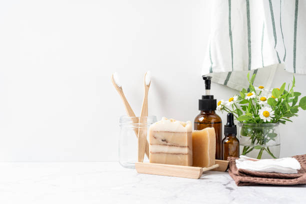 Natural bathroom and home spa tools. Zero waste sustainable lifestyle concept. Bamboo toothbrush, natural soap bar, cotton pads, homemade DIY beauty products in reusable bottles on white background. baño natural y herramientas de spa en el hogar. concepto de estilo de vida sostenible cero residuos. cepillo de dientes de bambú, barra de jabón natural, almohadillas de algodón, productos de belleza caseros de bricolaje en botellas reutilizables sobre
