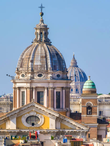 alcune cupole nel cuore storico di roma viste dalla terrazza panoramica di trinità dei monti o piazza di spagna - balcony rome window ornate foto e immagini stock