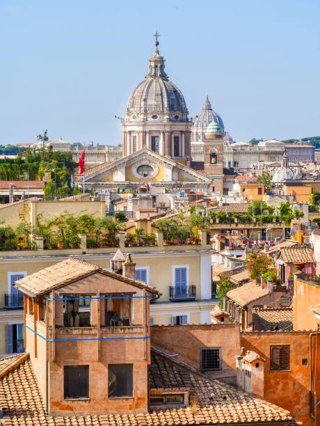 la suggestiva vista sui tetti di roma da trinità dei monti o piazza di spagna - balcony rome window ornate foto e immagini stock