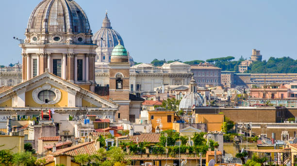 un bellissimo paesaggio urbano del centro storico di roma visto dalla terrazza di trinità dei monti o piazza di spagna - balcony rome window ornate foto e immagini stock