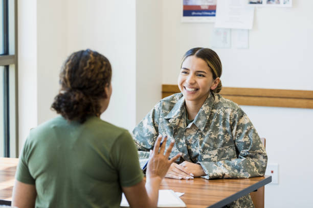 la giovane soldatessa sorride nervosamente durante la revisione delle prestazioni - military uniform foto e immagini stock