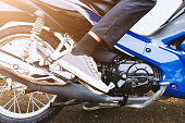 startradparken-in-der-gasse-mit-altem-backsteinmauerhintergrund-kaputtes-motorrad-auf-der.jpg?b=1&s=170x170&k=20&c=hV4vX1k2JmfSSDDfFZHEoh9CUqtCu6rxqDJUB-l_JaM=