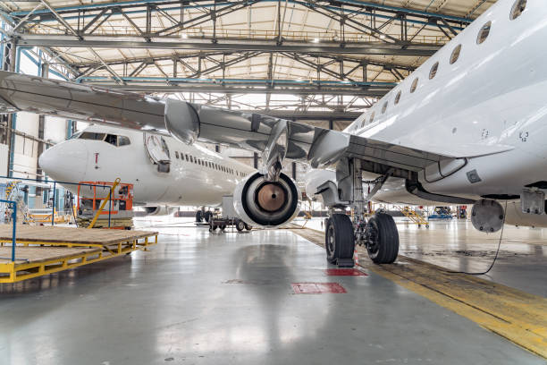 vue panoramique du hangar aérospatial avec des avions - industrie aérospatiale photos et images de collection