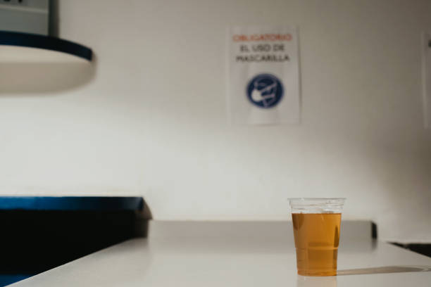 verre en plastique sur un comptoir de bar vide. - disposable cup plastic beer bottle photos et images de collection