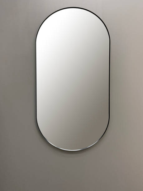 ganzkörperspiegel, der an der wand hängt (rahmen mit clipping path) - round mirror stock-fotos und bilder