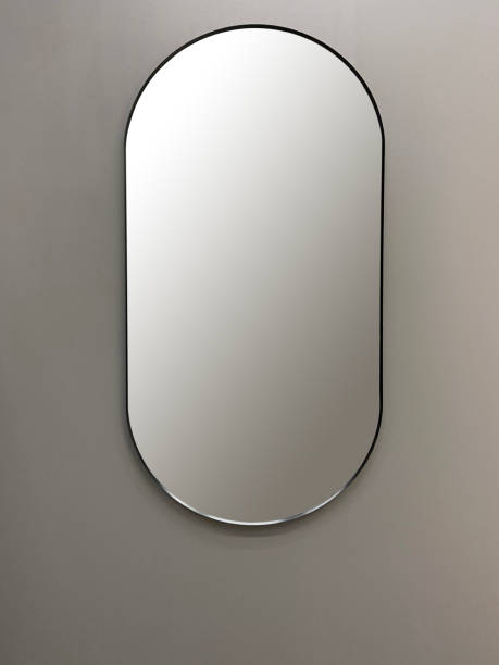 specchio a figura intera appeso alla parete (cornice con tracciato di ritaglio) - round mirror foto e immagini stock
