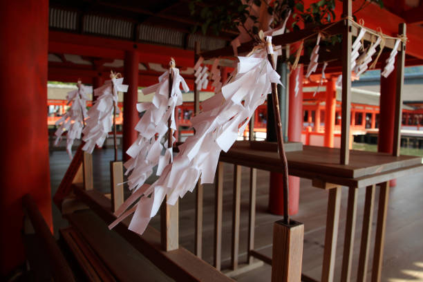 amuleti di carta, pendenti, tempio, vento, rosso, bianco, santuario itsukushima, miyajima, giappone - shinto japan temple nature foto e immagini stock