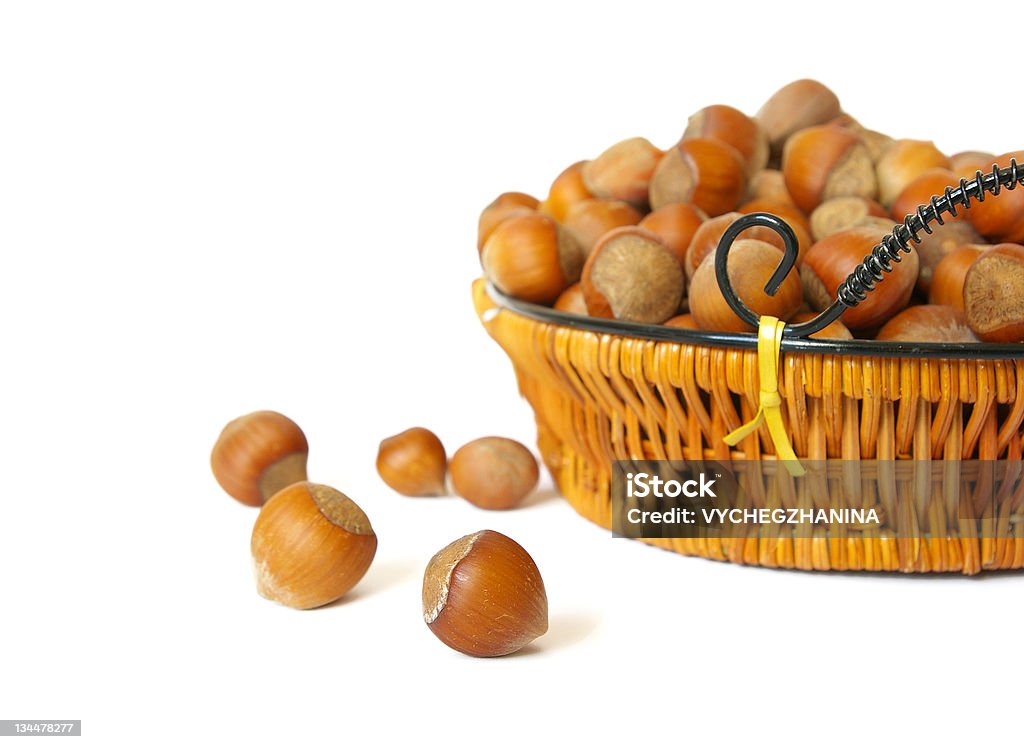 Nueces en una cesta - Foto de stock de Alimento libre de derechos