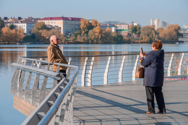 an elderly couple taking pictures of each other - old town imagens e fotografias de stock