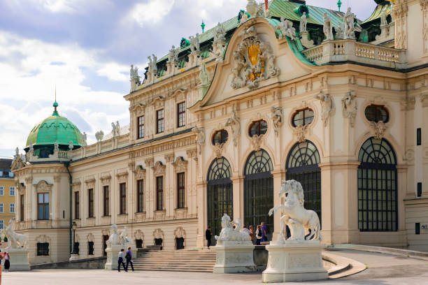 famoso palacio belvedere - colonnade column architecture austria fotografías e imágenes de stock