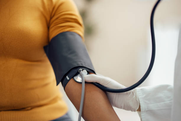 измерение артериального давления. - healthcare and medicine doctor medical exam blood pressure gauge стоковые фото и изображения
