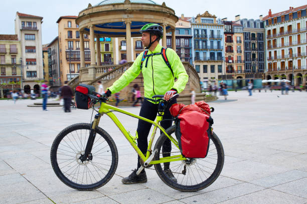 pamplona plaza castillo plaza camino santiago - saddlebag fotografías e imágenes de stock