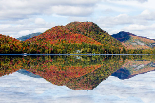 farbenfroher kanadischer herbst - laurentian moutains stock-fotos und bilder