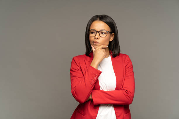 empresaria afroamericana toma decisión desconcertada pensando dudosamente reflexionando sobre la solución del problema - preguntar fotografías e imágenes de stock