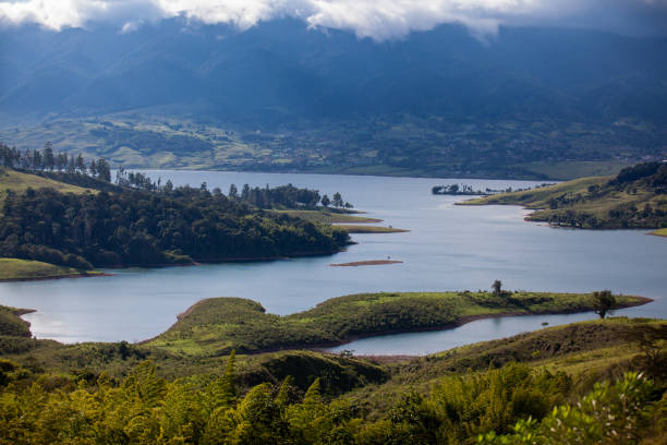 vista del lago artificial más grande de colombia llamado lago calima ubicado en las montañas del darién en la región del valle del cauca - valle del cauca fotografías e imágenes de stock