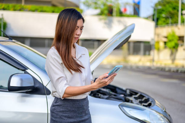 nunca temas, la asistencia en carretera pronto estará aquí - car stranded women breakdown fotografías e imágenes de stock