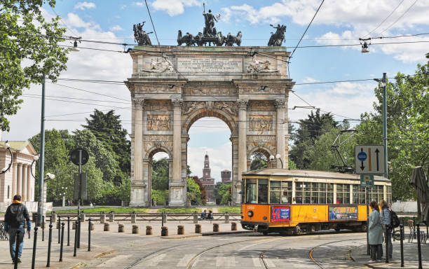 friedensbogen in mailand - milan italy cable car old italy stock-fotos und bilder