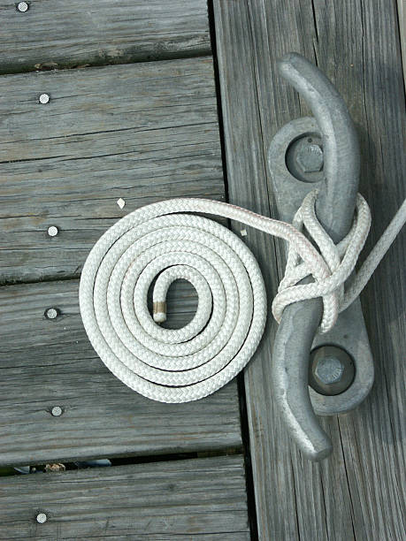 cable enrollado, blanco en el muelle de madera - moored nautical equipment circle rope fotografías e imágenes de stock