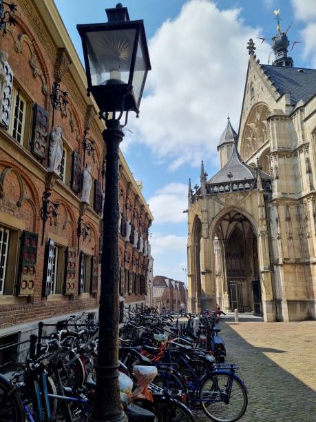 bicycles in front of a church and a lantarn in nijmegen, the netherlands, a typical dutch student city - lantarn imagens e fotografias de stock