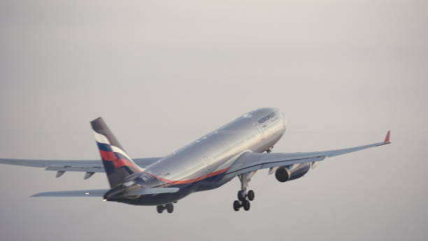 l’avion de la compagnie aérienne aeroflot décolle et prend de la hauteur dans le ciel - aeroflot photos et images de collection