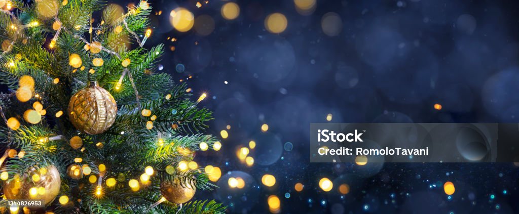 Weihnachtsbaum in blauer Nacht - Goldene Kugeln mit Bokeh-Lichtern im abstrakten Hintergrund - Lizenzfrei Weihnachten Stock-Foto