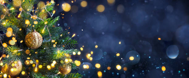 ต้นคริสต์มาสในคืนสีฟ้า - ลูกบอลสีทองพร้อมไฟโบเก้ในพื้นหลังนามธรรม - christmas ภาพสต็อก ภาพถ่ายและรูปภาพปลอดค่าลิขสิทธิ์