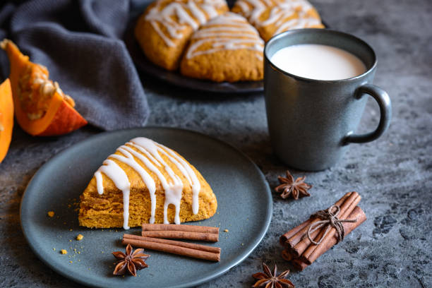 zucca hokkaido focaccine con glassa di zucchero - shortbread scottish culture triangle homemade foto e immagini stock