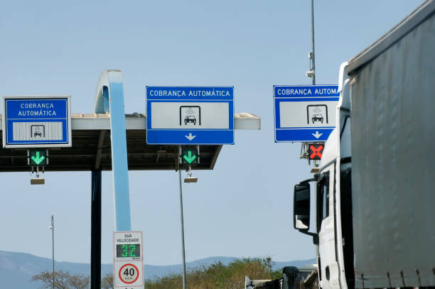 panneaux de péage sur l’autoroute, écrits en portugais, brésil. - péage photos et images de collection