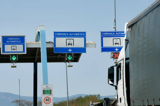 segnali di pedaggio sull'autostrada, scritti in portoghese, brasile. - toll booth foto e immagini stock