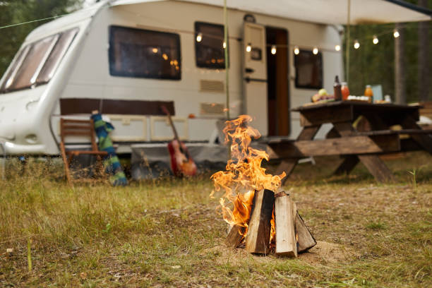 rv camping site com fogueira - bonfire people campfire men - fotografias e filmes do acervo