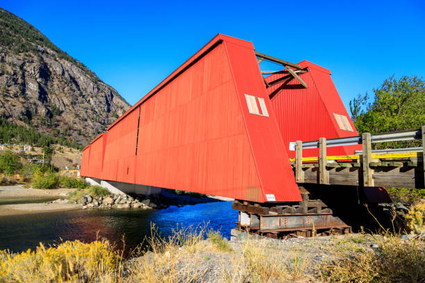 cemitérios históricos da ponte coberta de ashnola - similkameen river - fotografias e filmes do acervo