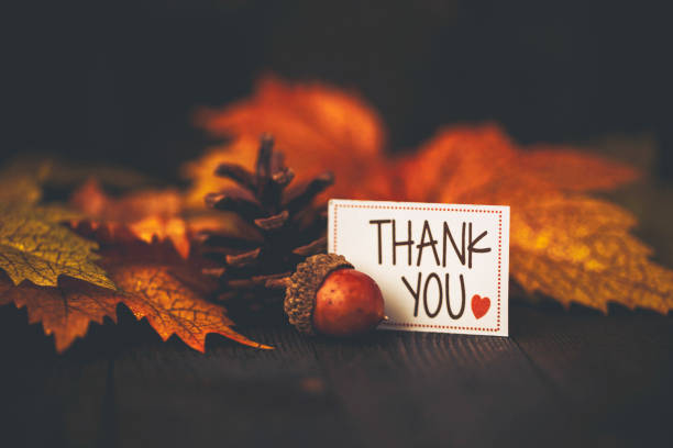 ラスティックウッドの背景に感謝のメッセージと秋の葉
